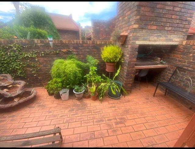 2 BEDROOM TOWNHOUSE FOR SALE IN AERORAND